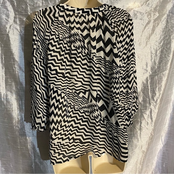 Banana Republic crepe zig zag top SZ XS GUC Button front and cuffs, light - Picture 3 of 9